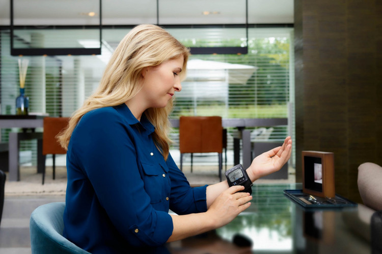 Quelle: OMRON  / Bildttext: Das Handgelenk-Blutdruckmessgerät RS7 Intelli IT von OMRON erhielt als einziges die Note „Gut“.