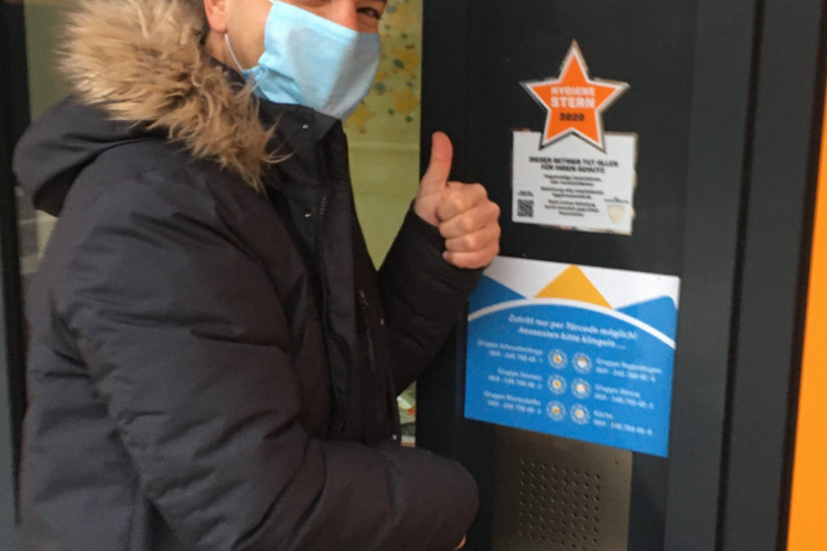 Quelle: Michael Weinandi, Akut SOS Clean GmbH  / Bildttext: Tuncay Bayram freut sich über den Hygiene-Stern für die Kita Königsblick